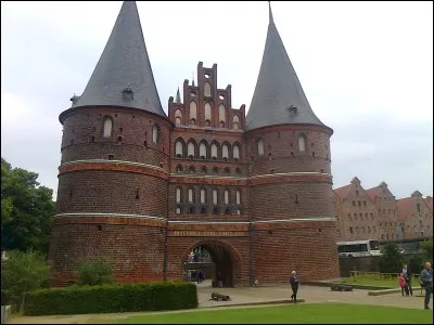 Cette ville du nord de l'Allemagne, connue pour son architecture de briques rouges, est l'ancienne capitale de la Ligue hanséatique. Quelle est cette ville?