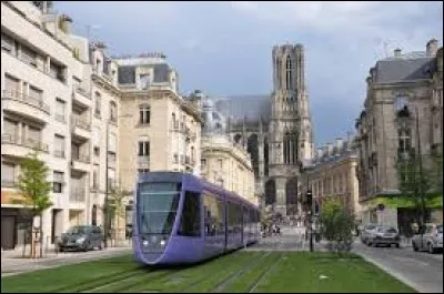 Je vous propose de commencer avec Reims (Marne), ville connue entre autres pour ses biscuits roses, dont les habitants se nommes les ...