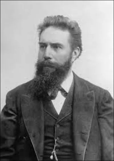 Que découvrit Wilhelm Röntgen en 1895 ?