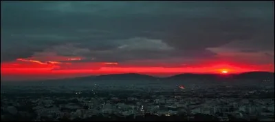 Quand le ciel est rouge à la fin du jour, qu'est-on en mesure de prédire pour le beau temps ?