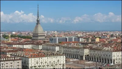 Cette grande ville traversée par le Pô a été la première capitale du royaume d'Italie en 1861. Quelle est cette ville ?