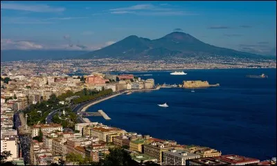 Cette grande ville de Campanie, sur sa baie dominée par le Vésuve, c'est ...?