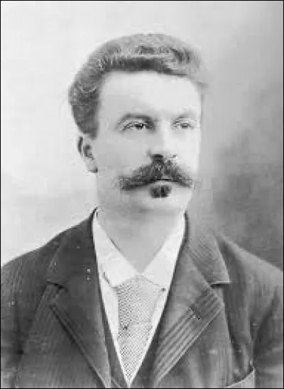 Henry-René-Albert-Guy de Maupassant est son nom complet.