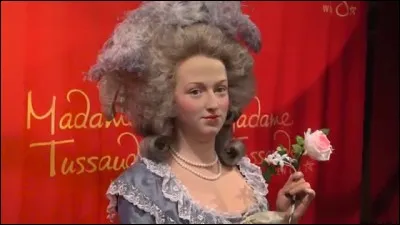 Marie Tussaud est célèbre pour avoir exposé des sculptures en quelle matière ?