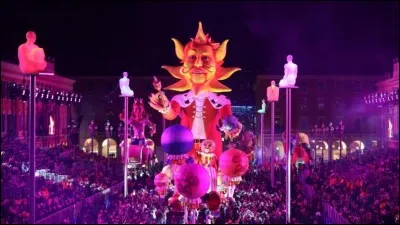 Quelle fête populaire fait la réputation de Nîmes ?