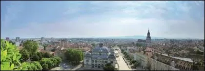 Cette deuxième partie commence à Bourg-en-Bresse (Ain), ville où les habitants se nomment les ...