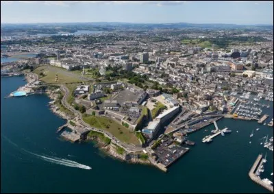 Nous commençons notre voyage dans cette ville portuaire du Devon. Francis Drake et James Cook en sont partis pour leurs voyages. De quelle ville s'agit-il ?