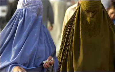 La burqa est un voile intégral d'origine afghane porté par les femmes principalement en Afghanistan, au Pakistan et en Inde.