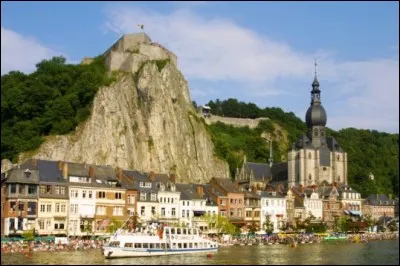 Nous arrivons dans la ville de Dinant. Dans quel pays sommes-nous ?