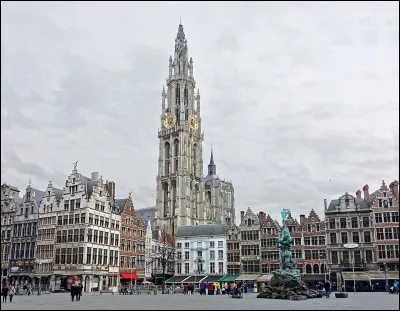 On peut voir plusieurs tableaux de Rubens dans la grande cathédrale du gothique flamboyant qui domine la Grand-Place. Quelle est cette ville ?