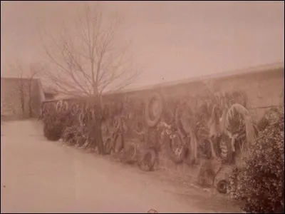 De ma tendre enfance parisienne, je garde cette vision atroce du mur des Fédérés où mon père m'emmène en 1871 (j'avais 3 ans). Je me souviens encore où il se trouve... Et vous ?