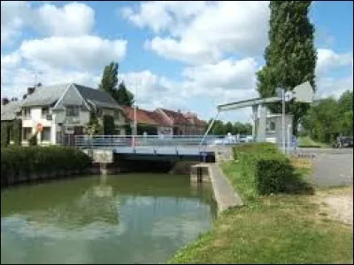 Nous commençons notre balade dans les Hauts-de-France, à Cappy. Village établi de part et d'autre du canal de la Somme, il se situe dans le département ...