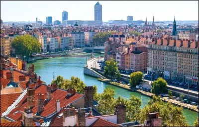 Je suis la troisième ville français la plus peuplée.