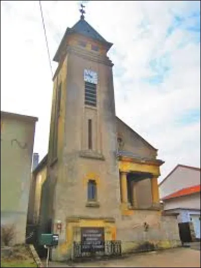 Nous commençons cette balade devant l'église Saint-Quirin de Budling. Village du Grand-Est, dans l'arrondissement de Thionville, il se situe dans le département ...