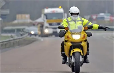 Nous disposons de trois engins de ce type pour nous ouvrir la voie et bloquer les intersections afin que nous puissions circuler en toute tranquillité. C'est un(e) ...