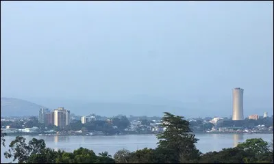 Nous sommes à Kinshasa, au bord du fleuve Congo : quelle est la ville qu'on voit sur l'autre rive du fleuve ?