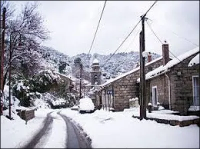 Nous commençons notre balade sous la neige corse, à Cargiaca. Village de l'arrondissement de Sartène, il se situe dans le département ...