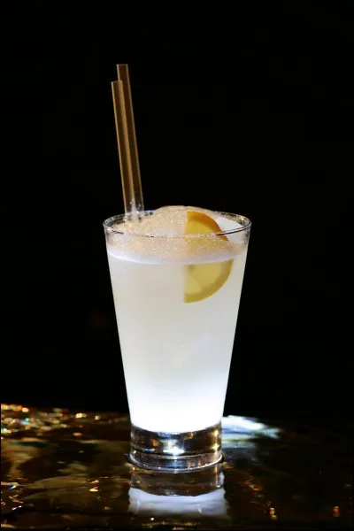 1/4 de gin, 1/4 de jus de citron, 1/2 d'eau gazeuse, 2 cuillerées à soupe de sirop de sucre de canne, ajoutez un glaçon et secouez vigoureusement le tout !