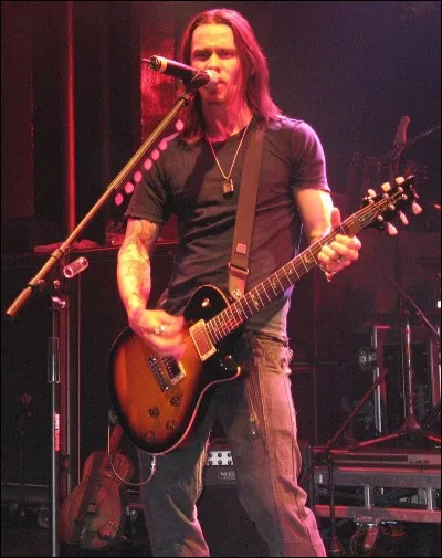 Myles Kennedy est le lead singer de quel groupe ?