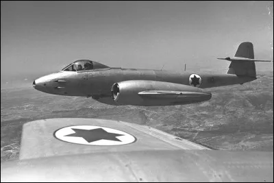 Mis en service fin 1944, c'est le premier avion à réaction militaire britannique. Plusieurs appareils sont acquis tant par l'Egypte et la Syrie que par Israël et engagés dans la guerre de 1956. Quel est cet avion ?