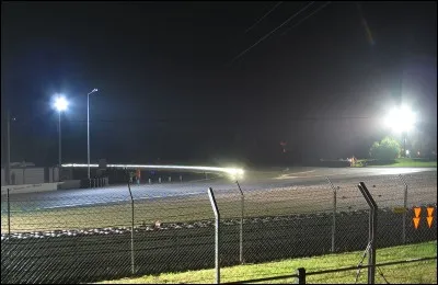 Un virage connu du circuit des 24 heures du Mans porte le nom de cette ville sarthoise d'environ 5000 habitants, c'est aussi le nom de cette voiture !