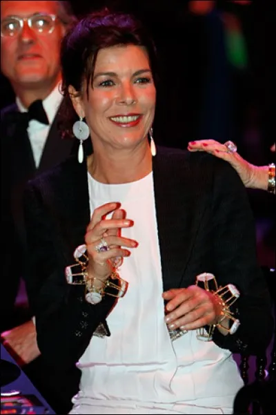 Sur la photographie, c'est la Princesse Caroline de Monaco, la fille de Grace et Rainier. Elle porte un incroyable bracelet (deux en fait), composé... de cages de bouchons de champagne ! Qui est le créateur de ce bracelet, Caroline n'étant pas de celles bricolant elles-mêmes leurs bijoux ?