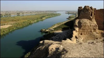 Le pays est traversé par l'Euphrate sur plusieurs centaines de kilomètres.