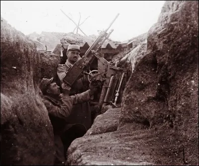 Comment s'appellent les trous où les soldats se réfugiaient pendant la guerre ?