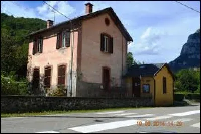 Notre balade dominicale commence dans un petit village de 55 habitants, dénommé Aulos. Il se trouve en Occitanie, dans l'arrondissement de Foix et dans le département ...