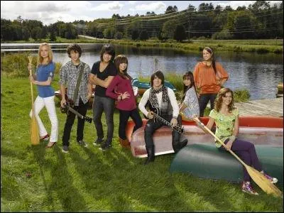 Comment s'appelle la jeune fille qui veut absolument aller a Camp rock ?