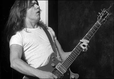 En quelle année est décédé Malcolm Young ?