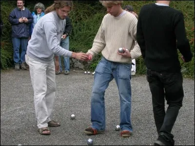 Je suis présent à la pétanque.