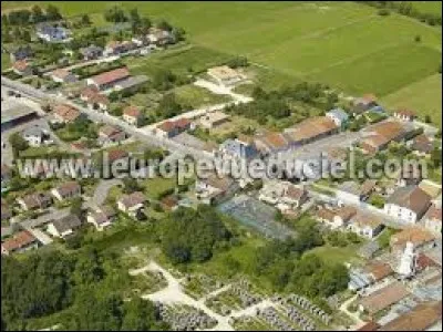 Aujourd'hui, nous débutons notre promenade dans la Meuse, à Chauvoncourt. Ce village, qui a la particularité de ne pas avoir d'église, se situe dans l'ancienne région ...