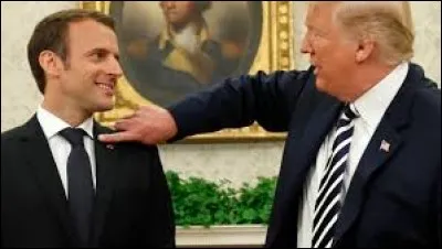 Fait attention Manu ! Donald va reculer sans temps mort si tu lui fais trot de papouilles !