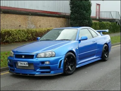 Produite de 1999 à 2002, cette grosse japonaise a pour noms Godzilla et R34. Sur quelle Nissan est basée cette voiture ?