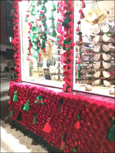 Et voici une boutique totalement recouverte de pompons, sur ses murs extérieurs. Cette petite bizarrerie est située dans quelle ville, information importante si vous souhaitez la voir ?