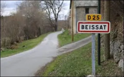 Aujourd'hui, notre point de départ se trouve à l'entrée de Beissat. Petit village de Nouvelle-Aquitaine, peuplé de 27 habitants, il se situe dans le département ...