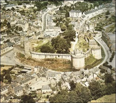 Dans quel département se trouve la ville de Fougères ?