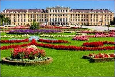 Voici le château du couple impérial autrichien François-Joseph et Elizabeth. Son nom signifie ''Belle Fontaine'' et il appartient aux Habsbourg depuis que Maximilien II en a fait l'acquisition en 1589.