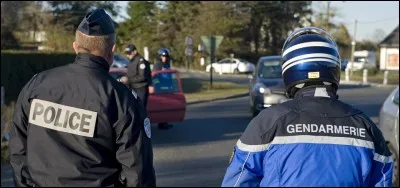 Commençons avec une question banale mais qui nous permettra de tous nous mettre d'accord : Qu'est-ce qui différencie le gendarme du policier ?