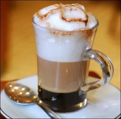 Quel est le nom de cette boisson italienne composée de cappuccino, de crème et de chocolat à laquelle on ajoute du cacao ?