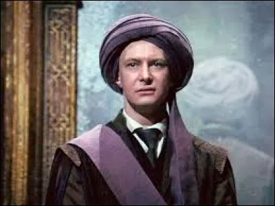 Que cache le turban violet que porte Quirinus Quirrell le professeur de défense contre les forces du mal la première année ?