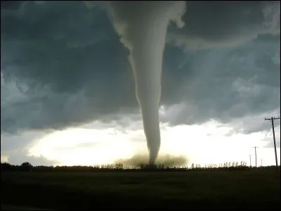 Comment nomme-t-on les personnes qui chassent les tornades ?