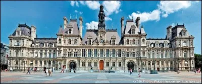 Il s'agit du plus grand hôtel de ville d'Europe ! Il occupe le même emplacement depuis 1357 ; complètement détruit en 1871, il a été reconstruit en tenant compte de son prédécesseur :