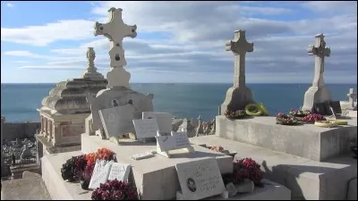 On y jouit d'une vue magnifique sur la Méditerranée. Les premiers ensevelis, dans ce qui s'appelait alors Cimetière Saint-Charles, datent de 1680. Paul Valéry, qui y est enterré et Georges Brassens l'ont évoqué dans leurs oeuvres.