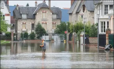 Nous commençons par une commune située dans le Loiret. Connue pour mes pralines, je suis...