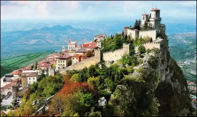 La République de Saint-Marin est enclavée à l'intérieur de l'Italie.