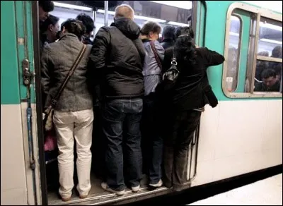 Quelqu'un vous bouscule dans le métro, comment réagissez-vous ?