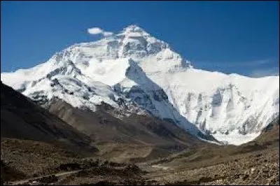 Avec ses 8 848 mètres, l'Everest est le plus haut sommet du monde. Mais d'où vient son nom ?