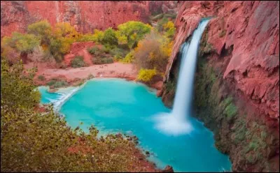 C'est une gorge paradisiaque où les eaux turquoise du Colorado, riches en carbonate de calcium, se déversent dans un décor extraordinaire de hautes falaises de grès rouge. Le lit de la rivière est recouvert de calcaire qui reflète la lumière et amplifie le bleu.